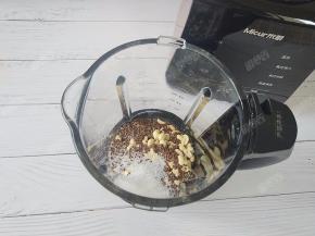 加入1g盐和10g细砂糖