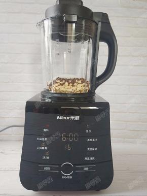 破壁机接通电源，选择酱料程序