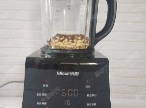破壁机接通电源，选择酱料程序