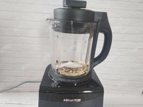 盖好上盖，将料理杯安装到破壁机底座上