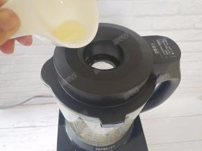 当花生仁都打碎之后，从进料口加入10g熟花生油