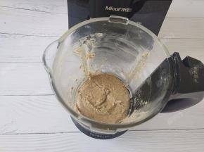继续酱料程序，直至打成细腻的花生酱，可以用搅拌棒从进料口伸进料理杯中帮助搅拌