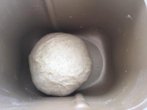 之后将面团揉均匀，盖保鲜膜室温发酵至两倍大