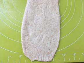 面团尾部擀薄一些，之后将面团卷起来来尾部薄一点能过很好的融合