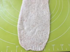 面团尾部擀薄一些，之后将面团卷起来来尾部薄一点能过很好的融合