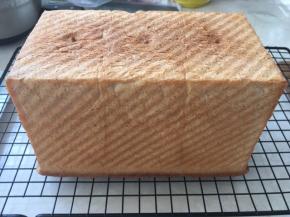 出炉磕几下模具，面包就掉下来了，凉至手温切片，装袋密封保存