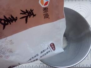 把主料中（除黄油和盐）以外的其它材料全部放入厨师机盆里。