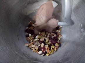 倒入坚果碎(核桃、开心果、杏仁)和蔓越莓干，厨师机一档揉几下就可以（把坚果混在面团里就可以了，时间不宜长）