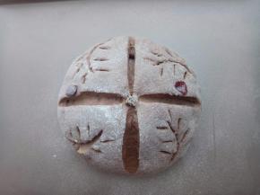 发至2倍大。在面团上筛一层高筋面粉，再用刀片割出图案。烤箱220度预热10分钟后放入中层烤20分钟。