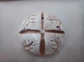 发至2倍大。在面团上筛一层高筋面粉，再用刀片割出图案。烤箱220度预热10分钟后放入中层烤20分钟。