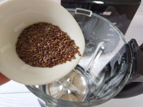 亚麻籽先用炒锅炒熟或者烤箱烤熟，然后倒入破壁机料理杯中