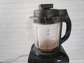 盖好上盖，将料理杯放置在破壁机底座上