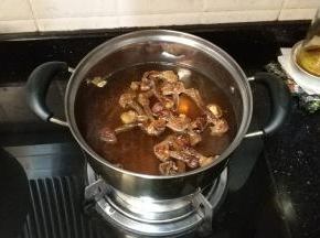 锅里放入水，水开后放入洗净的姬松茸、银鱼干、虾米