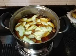 30分钟后放入切好的白瓜煲5分钟