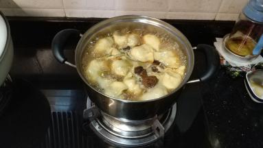 最后放入饺子，煲至饺子浮起至熟透