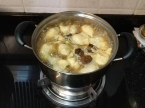 最后放入饺子，煲至饺子浮起至熟透