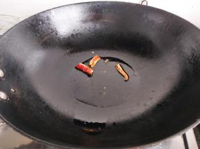 热锅入油少许油加入一只辣椒