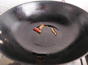 热锅入油少许油加入一只辣椒