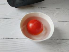 番茄放入开水中浸泡一分钟，把皮去掉