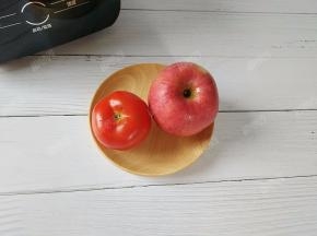 番茄和苹果清洗干净