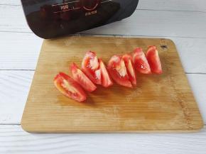 去皮的番茄切成块
