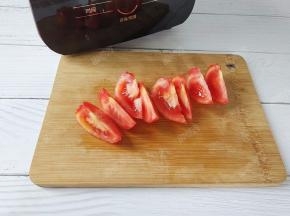 去皮的番茄切成块