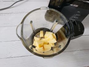 苹果块放进破壁机的料理杯中