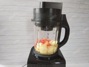 料理杯盖好真空盖，安装到破壁机底座上