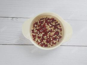 所有食材清洗干净，红豆和薏仁浸泡两小时以上