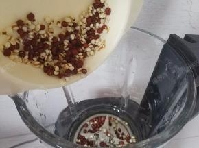 将红豆、薏仁倒入破壁机的料理杯中