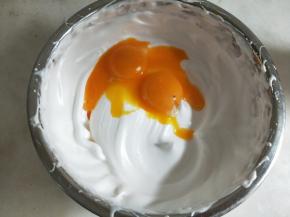 加入蛋黄轻轻搅打均匀。