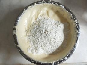 加入低筋面粉翻拌.切拌均匀。