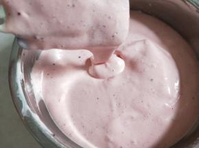 拌好的面糊呈飘带状。