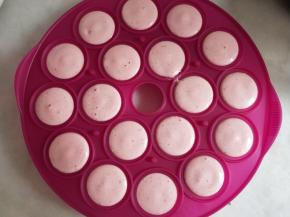 挤入模具中。入预热好的烤箱170度中层烤18分钟。