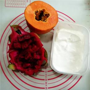 将木瓜、火龙果、自制酸奶准备好。