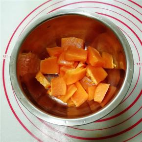 木瓜去皮切块放入容器内。