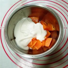 加入100克酸奶。