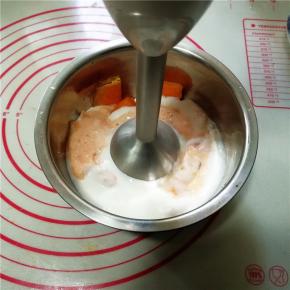 用搅拌棒搅打。