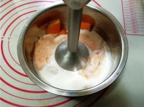 用搅拌棒搅打。