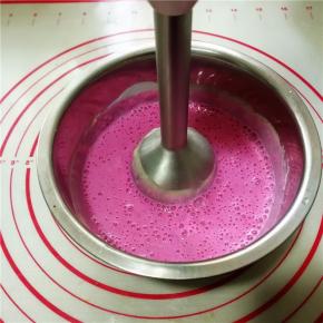 同样，红心火龙果中加入100克酸奶，用搅拌棒搅打均匀。