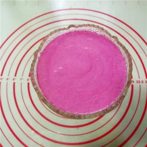 将火龙果奶昔倒在木瓜奶昔上面