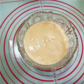 将木瓜奶昔倒入玻璃杯中，至玻璃杯一半高度。