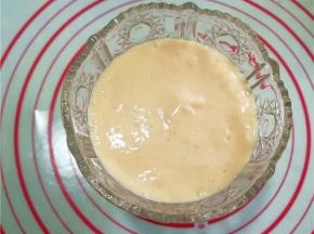将木瓜奶昔倒入玻璃杯中，至玻璃杯一半高度。