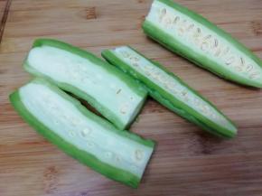 苦瓜一切为二，再切成两半