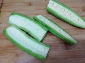 苦瓜一切为二，再切成两半