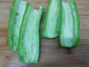 用勺子刮去内瓤