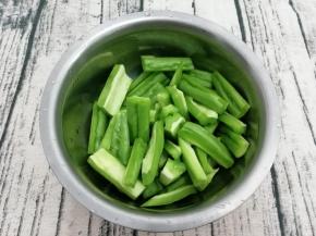 切成长条状，装入盆中