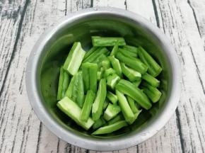 切成长条状，装入盆中