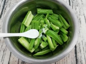 放入少许的盐，腌制五分钟