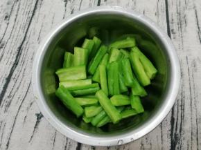 腌制好的苦瓜可去除苦味，这样苦瓜吃起来更加爽口